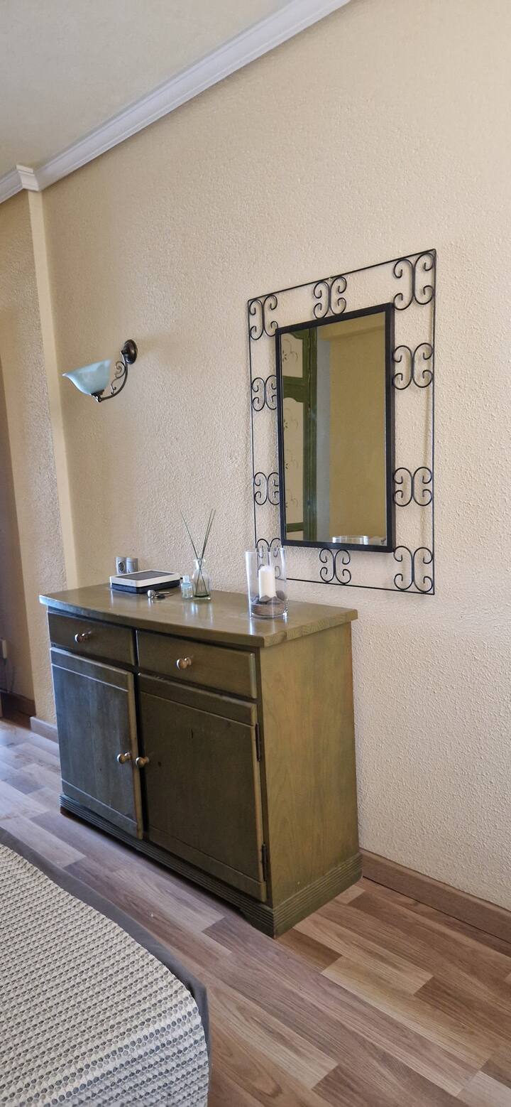 Mali komad namještaja u spavaćoj sobi za odlaganje odjeće.