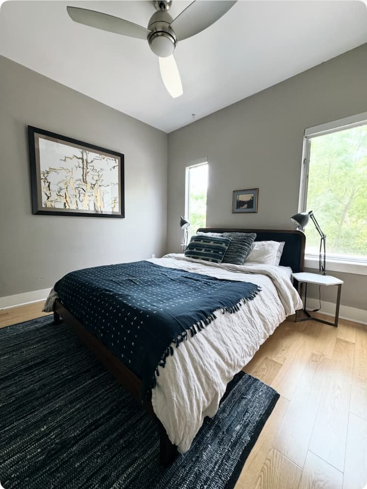 De blauwe kamer is een serene ruimte met een designbed en textiel van over de hele wereld. Een eigen badkamer houdt dingen comfortabel en handig. 