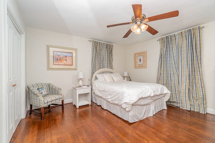 Chumba cha kulala cha msingi cha ghorofa ya chini kilicho na kitanda aina