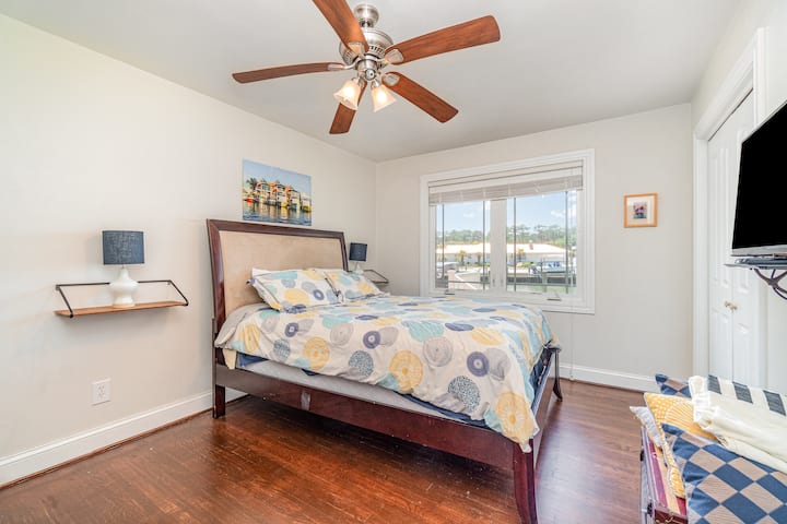 Chumba cha kulala cha pili cha ghorofa ya chini kilicho na kitanda aina ya queen na mwonekano wa mfereji