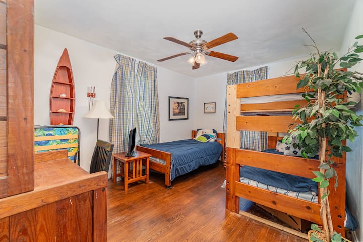 Chumba cha ghorofa, chenye seti moja ya vitanda vya ghorofa, pacha mmoja na kitanda na dawati moja