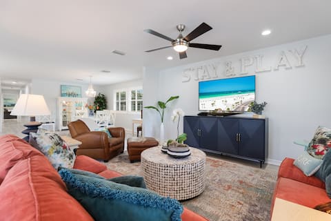 Top performing Airbnb: 1 block to Pine Ave + Shopping + Beach + Dining! in Anna Maria