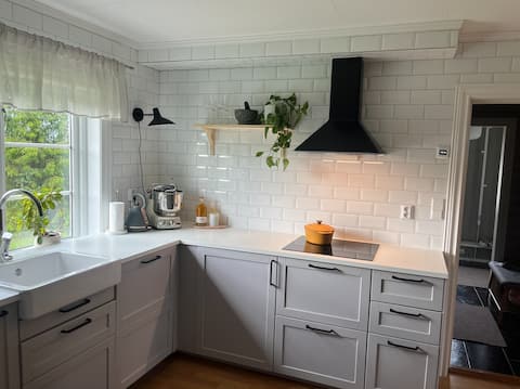 6 min to airport – cozy villa with garden
