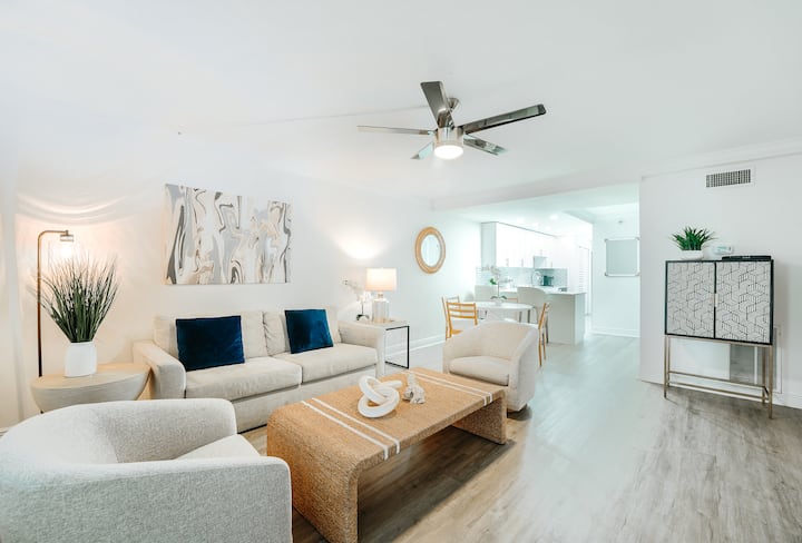 Coastal Escape • Walk To Beach • Gym •  Pool - Boca Raton, FL