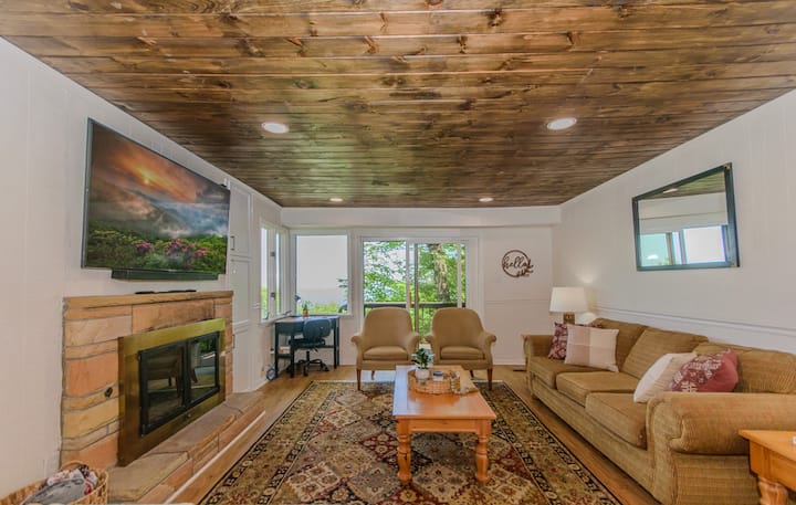 סלון פתוח עם נוף. 
(האח אינה פונקציונלית) 