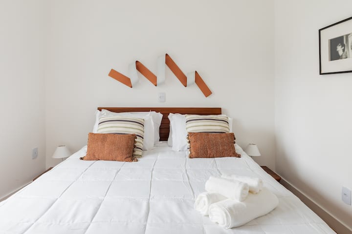 Очарователна стая с просторно легло, безупречно спално бельо и декоративни щрихи, които осигуряват приветлива и стилна атмосфера. Тихо място за отдих, за да презаредите батериите си в комфорт.