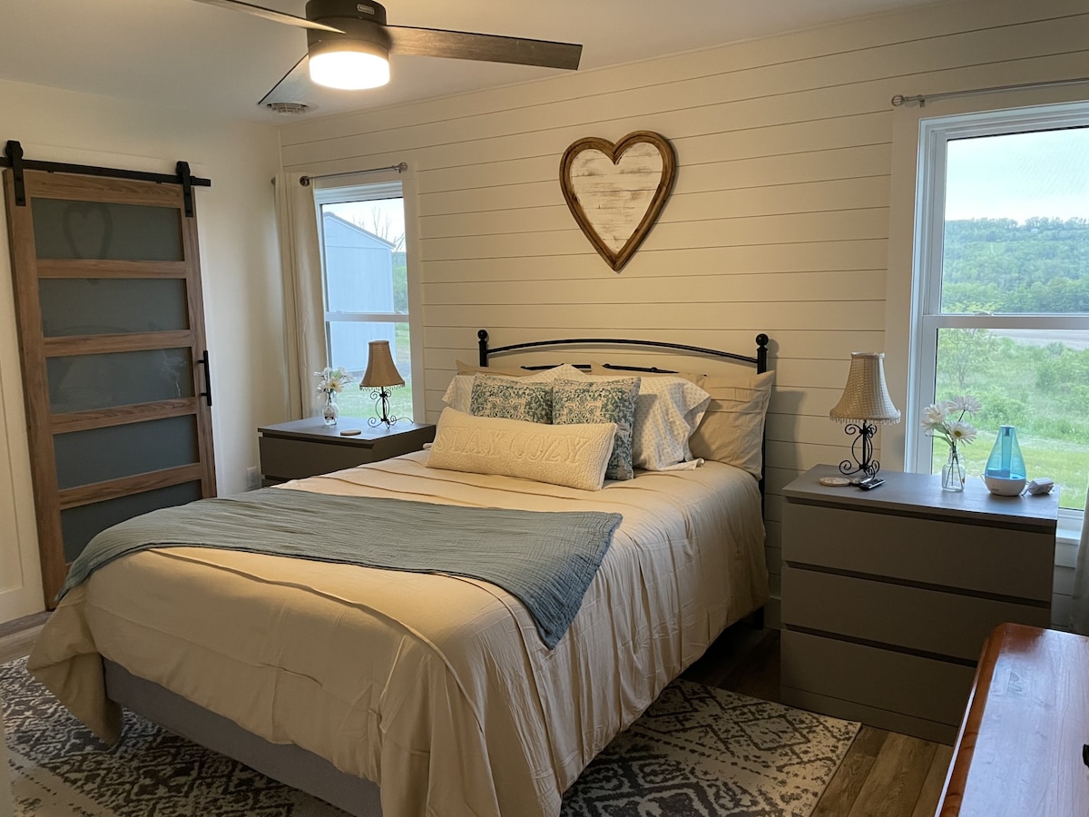 Glavna spavaća soba s bračnim krevetom, pametnim televizorom i garderobom