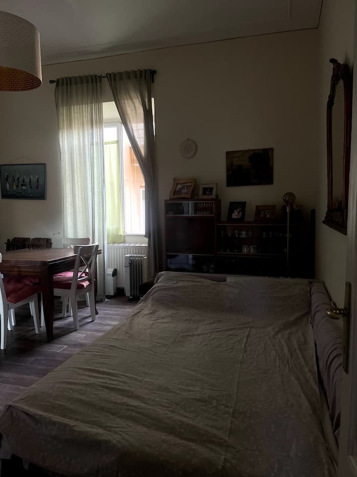 всекидневна с диван, който може да се превърне в легло. salone con divano letto