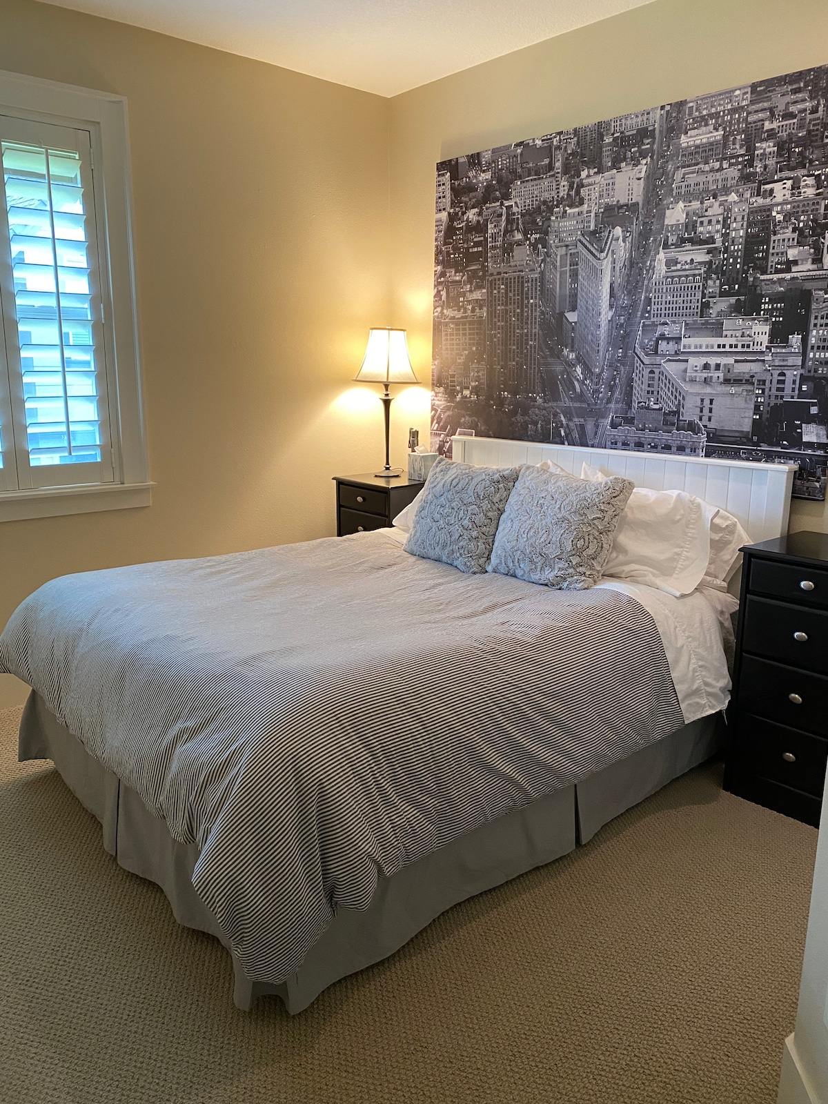 Тази стая включва чисто нов темпурпедичен матрак и памучни чаршафи с висок брой.