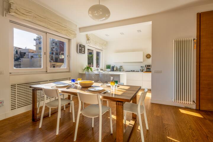 [Chiaia Central]Spacious, bright, close to the sea gallery image 3