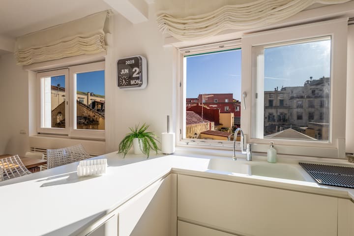 [Chiaia Central]Spacious, bright, close to the sea gallery image 4