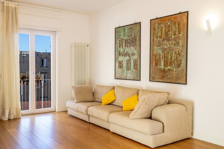 [Chiaia Central]Spacious, bright, close to the sea gallery image 2