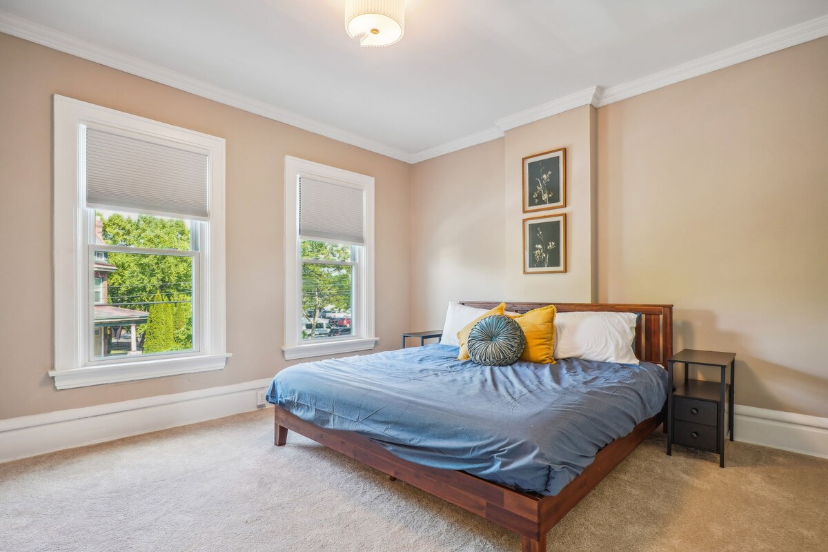 这间宽敞明亮的卧室配有遮光窗帘和额外的枕头和毯子，让您可以根据自己的睡眠偏好进行调整！