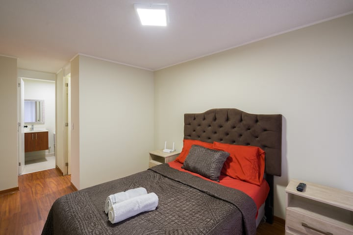 Quarto principal com banheiro privativo