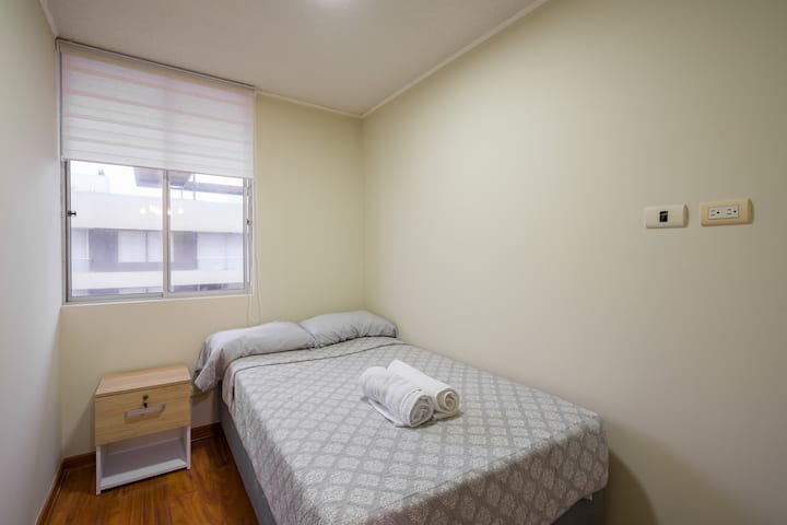 Segundo quarto com uma confortável cama de casal