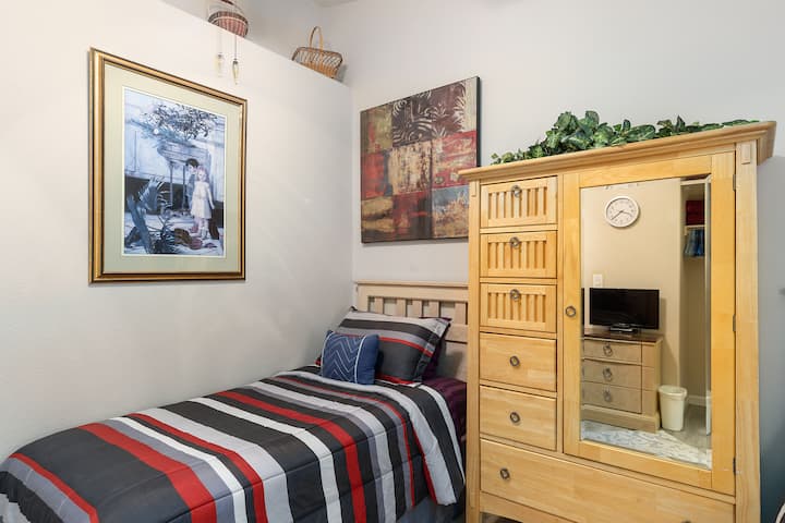 Spavaća soba s 2 jednostruka kreveta, komodom s ogledalom i televizorom