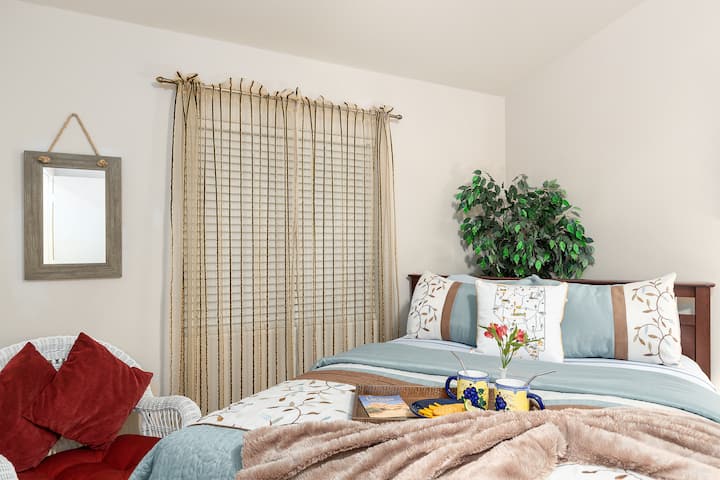 Bračni krevet sa stolicom i televizorom