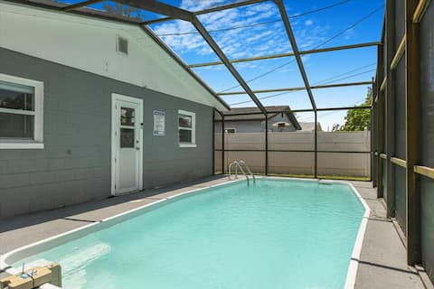 3/2 Cozy & Stylish Poolside Home