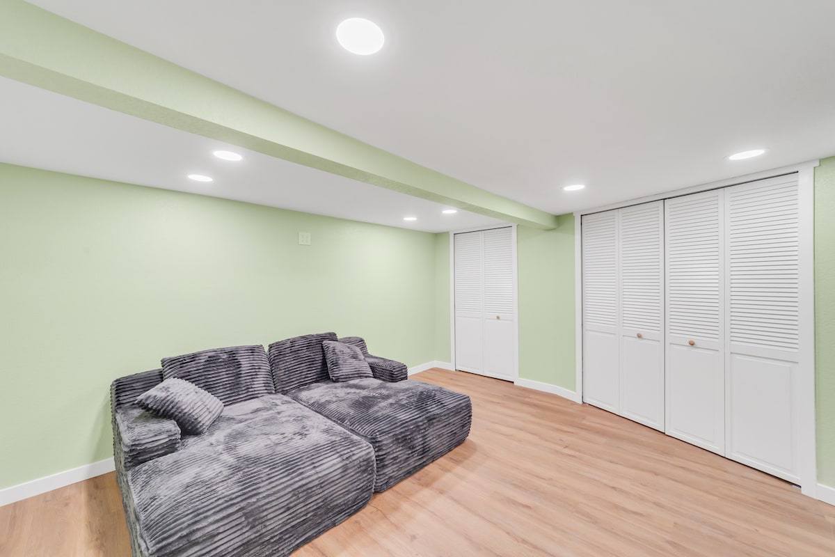 Útulný suterénny salónik s nadrozmerným modulárnym sedením – ideálny na filmové večery, oddych alebo hranie detí v pohodlnom otvorenom priestore.
