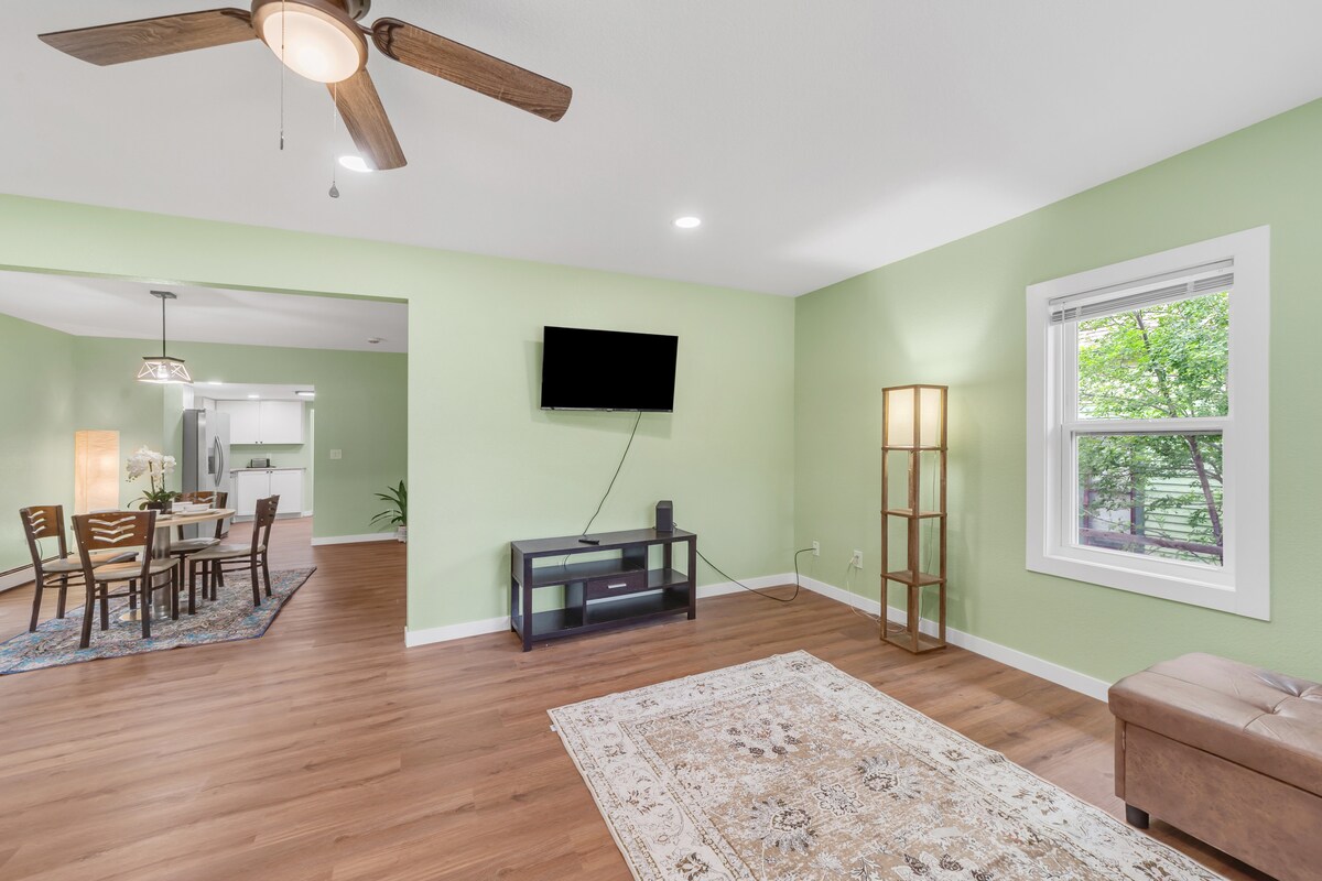 Priestranná obývacia izba s pohodlnou rozťahovacou pohovkou, ideálna na ubytovanie ďalších hostí. 