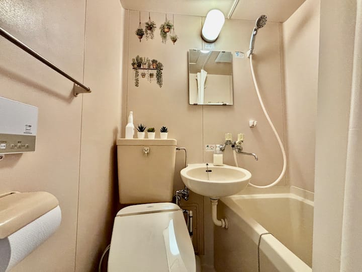 トイレにはウォシュレットが備わっています。MUJIのシャンプー、コンディショナー、ボディソープをご用意しています。