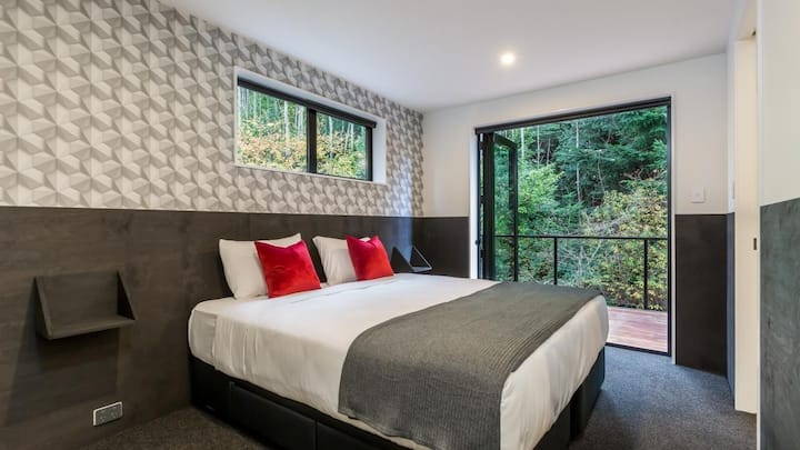 U spavaćoj sobi može biti super veliki bračni krevet ili dva odvojena jednostruka kreveta.