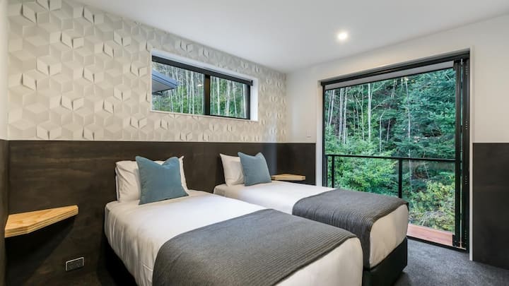 U spavaćoj sobi može biti super veliki bračni krevet ili dva odvojena jednostruka kreveta.