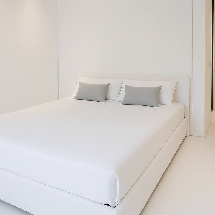 Dormitorio doble con armario empotrado, baño privado y vistas a la terraza.