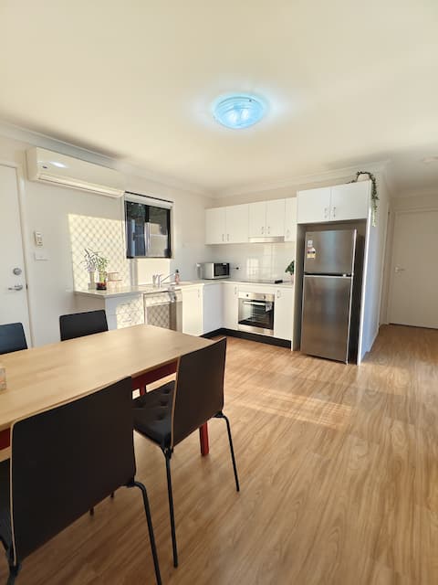 Cosy Convenience 2BR Backyard Flat | Shops&Events