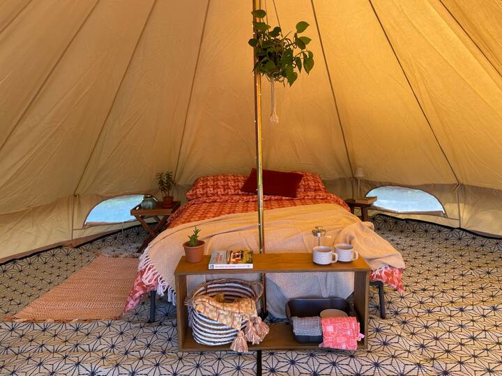 Každý plne zariadený zvonový stan má riadnu manželskú posteľ a matrac, paplóny, vankúše a posteľnú bielizeň, ako aj ďalšie prikrývky.