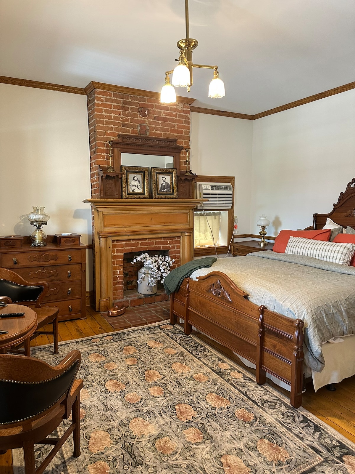 Our "Lincoln Bedroom" -
Abe Lincoln slept here in 1856
Private full bathroom with jacuzzi tub