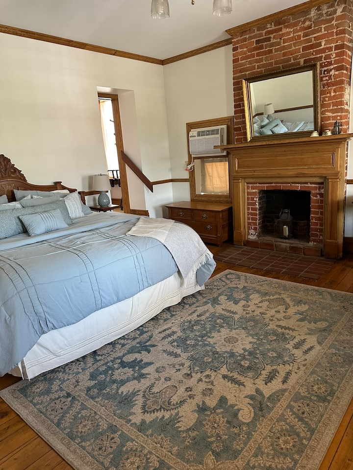 ห้องนอน #5 เตียงคิงไซส์พร้อมห้องน้ำที่มีอ่างจากุซซี่