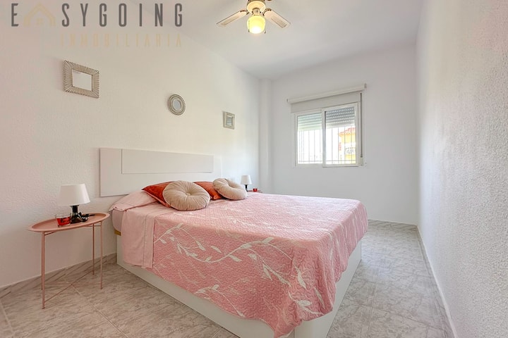Bonita habitación principal pensada para tu comodidad y comfort. Cama de matrimonio, aire acondicionado, ventilador de techo, armario empotrado, mosquitera. Cuna de viaje para bebe disponble. 