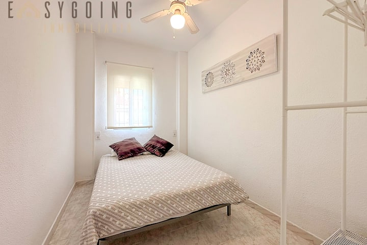 Segunda habitación doble. Cama de matrimonio, aire acondicionado, ventilador de techo, mosquitera y más. 
