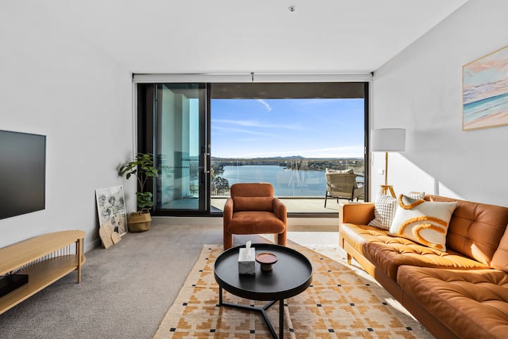Stunning Lake-view In Belconnen - Belconnen