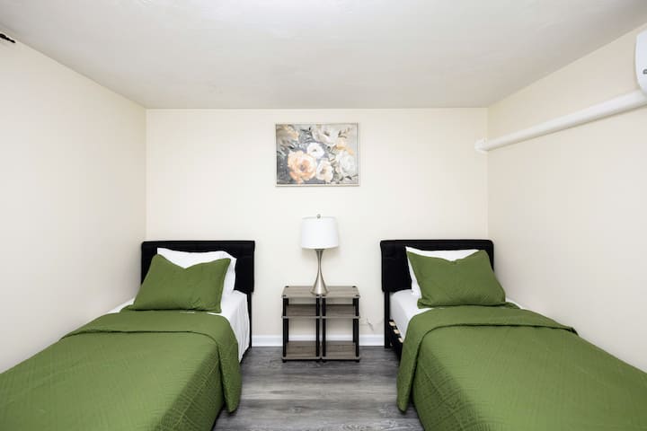 Acogedora habitación doble con dos camas individuales, perfecta para niños o compañeros de viaje. Limpio, tranquilo y con aire acondicionado.
