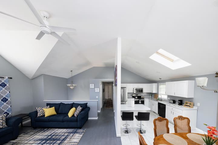 Warm & Cozy 4br | Near Airport + Summer-ready - Worcester, MA