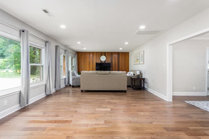 Charming 4-bedroom Retreat House - High Point, NC