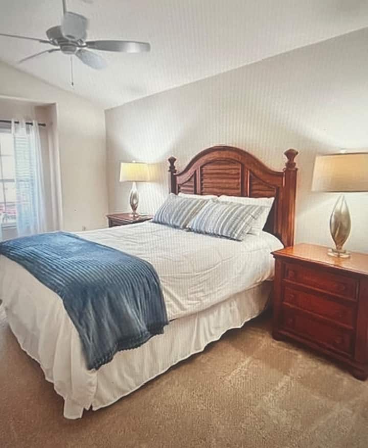 Брачна спална соба за гости.  Со телевизор, гардеробер. 