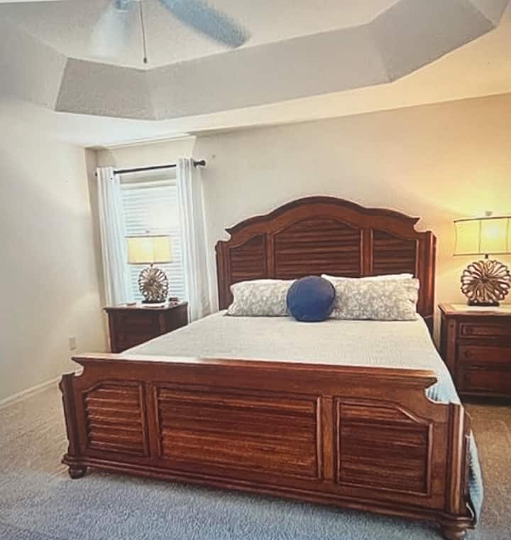 Усовршете ја спалната соба со брачен кревет (широк 150-179 см)  Оваа главна спална соба нуди телевизор, гардеробер и приватен пристап до затвореното ланаи. 