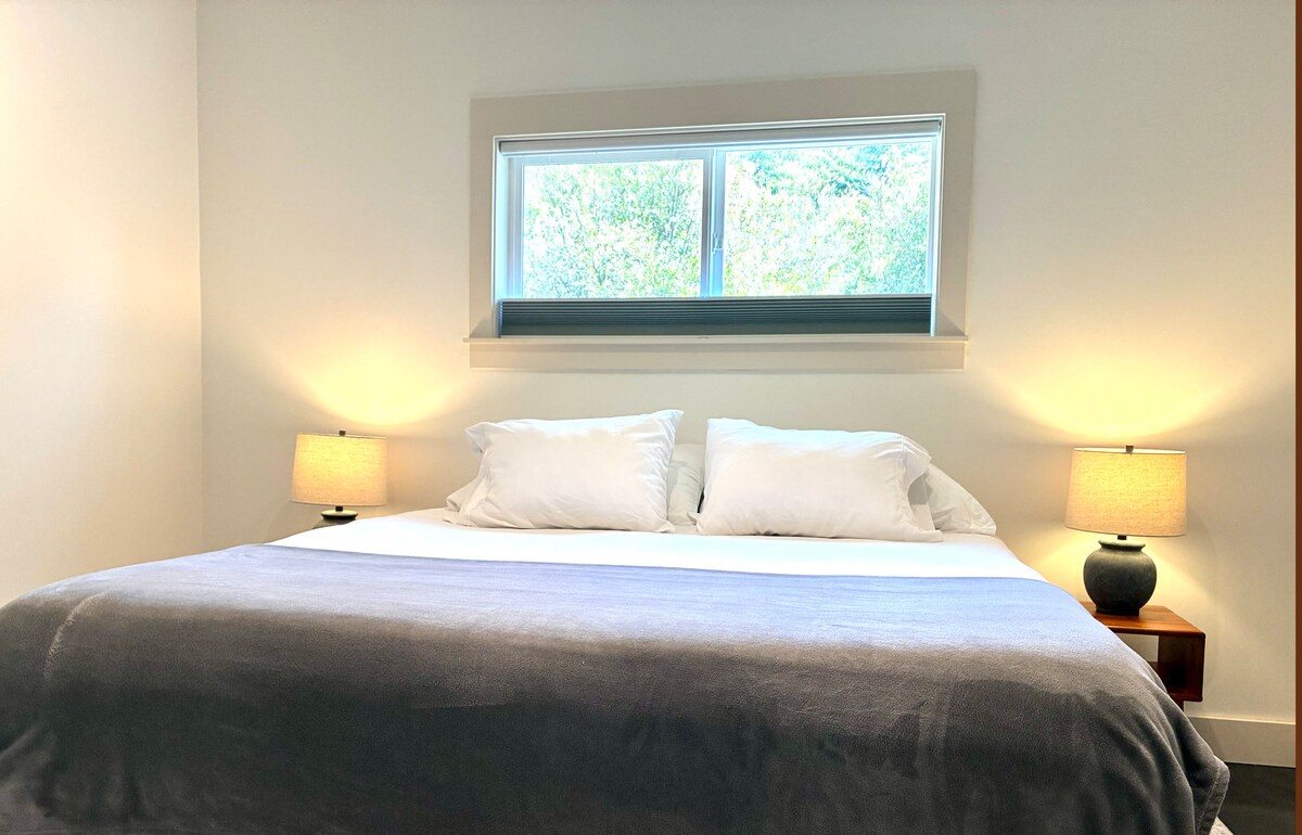 Главна брачна спална соба - едноставна и елегантна, со кадифена постелнина и затемнети ролетни за најдобар сон.