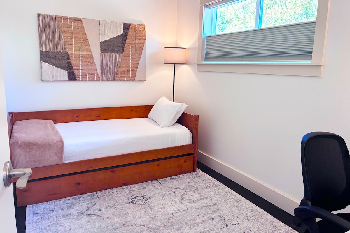 Втора спална соба со двоен кревет - совршена за дополнителен гостин.