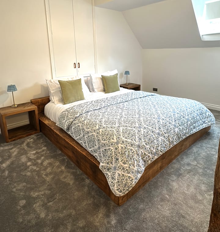 ห้องนอนซูเปอร์คิงอยู่บนชั้นสองของบ้าน มีบันได 2 ชั้นเพื่อไปยังห้องนี้