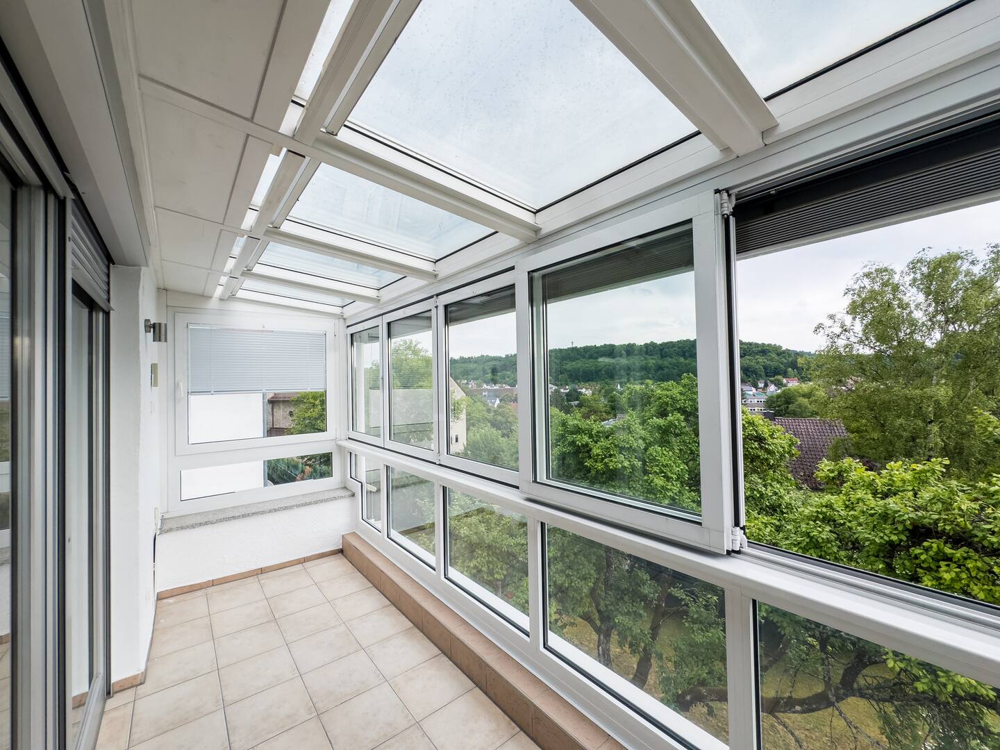 Glass Front Apartment with Valley View B17 — photo 4