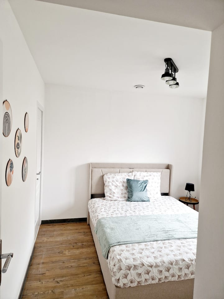 Una habitación relajante con una decoración cuidada, pensada para ofrecer noches de descanso.