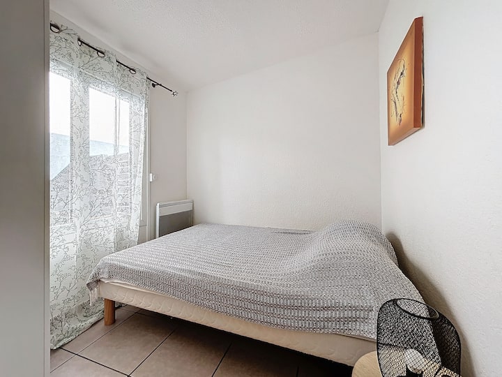 卧室：成人，配备衣柜和储物柜