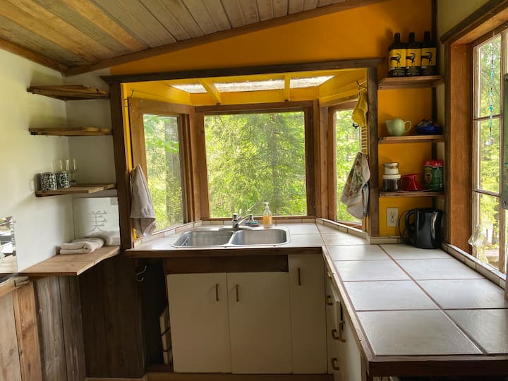 Cusheon Lake Waterfront Glamping: Cabin & Rv - 살트 스프링 섬