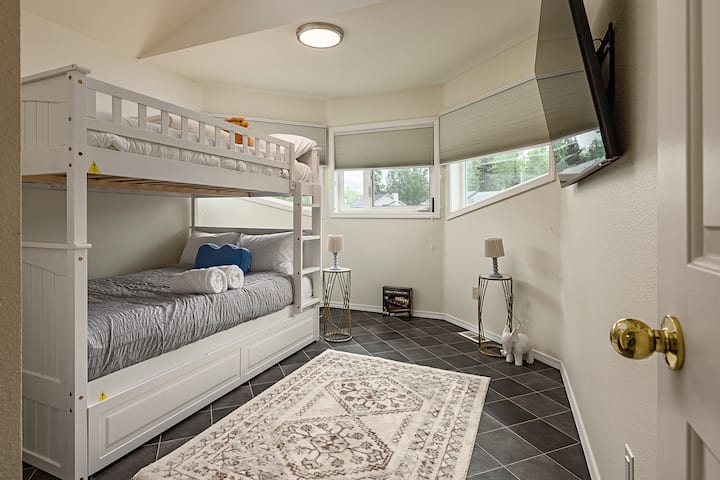 Спална соба на спрат на горниот кат со тркалце 