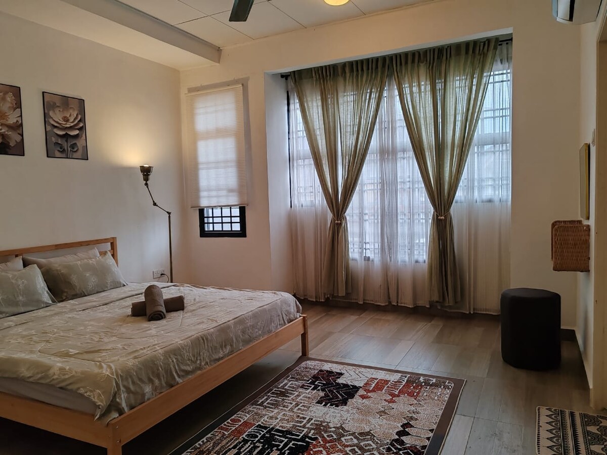 Koncept minimalist në dhomën kryesore të gjumit