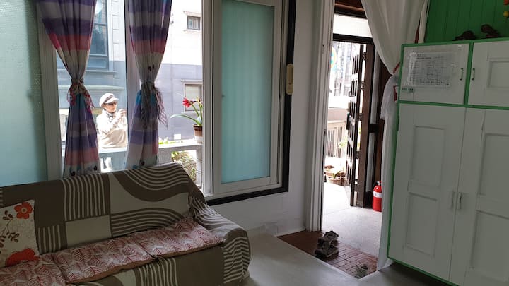 낙성대역 7분, 23평 1층 Full Option, 퀸침대4, 산자락아래  공기 맑고 조용 - 과천시